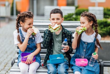 School children eating lunch