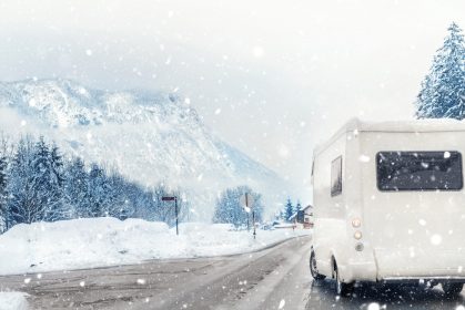 Mobile home driving in the snow